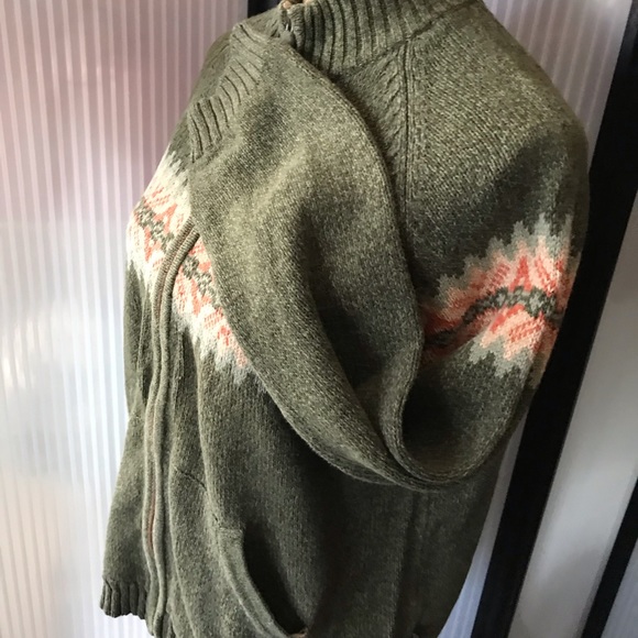 Woolrich. Dependable front zip mock turtleneck sweater. Design around chest. - Picture 6 of 9